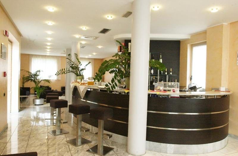 B&B Hotel Milano Cologno Studios كولونيو مونزيسِّ المطعم الصورة